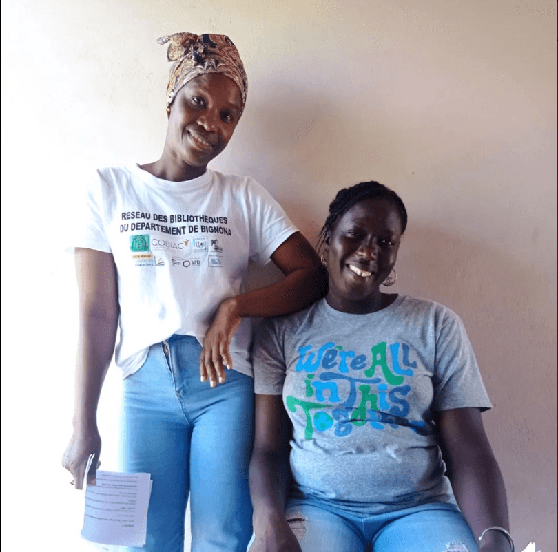 Ami y Awa Ami y Awa sentadas juntas