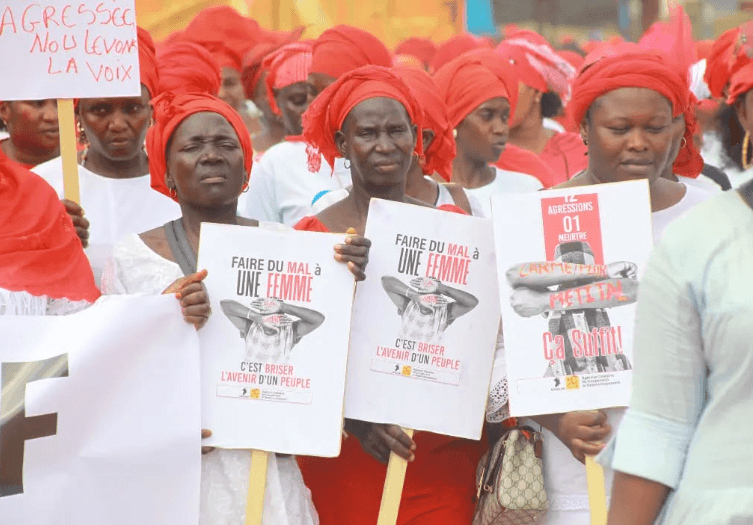 Mujeres en Kafountine Mujeres con carteles