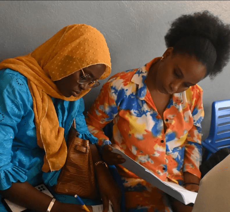 Dos mujeres formandose Dos mujeres formandose